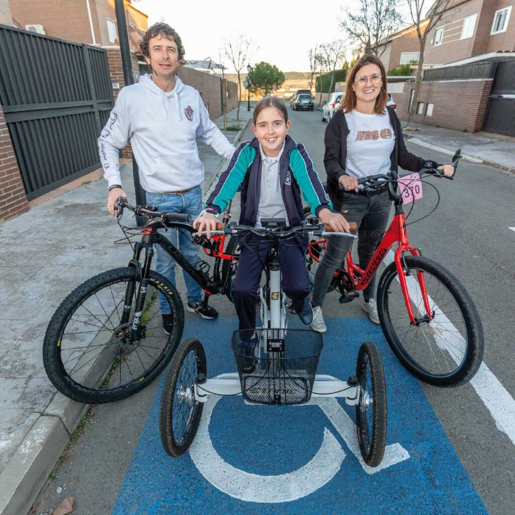 Eva, Alfredo y Olivia de la asociación El motor de tus pasos